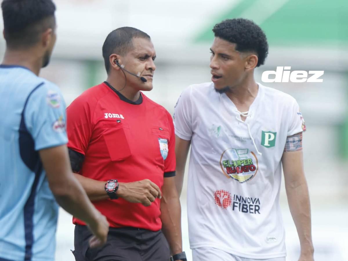 Reclamos al árbitro David Carrasco en gran parte del encuentro.