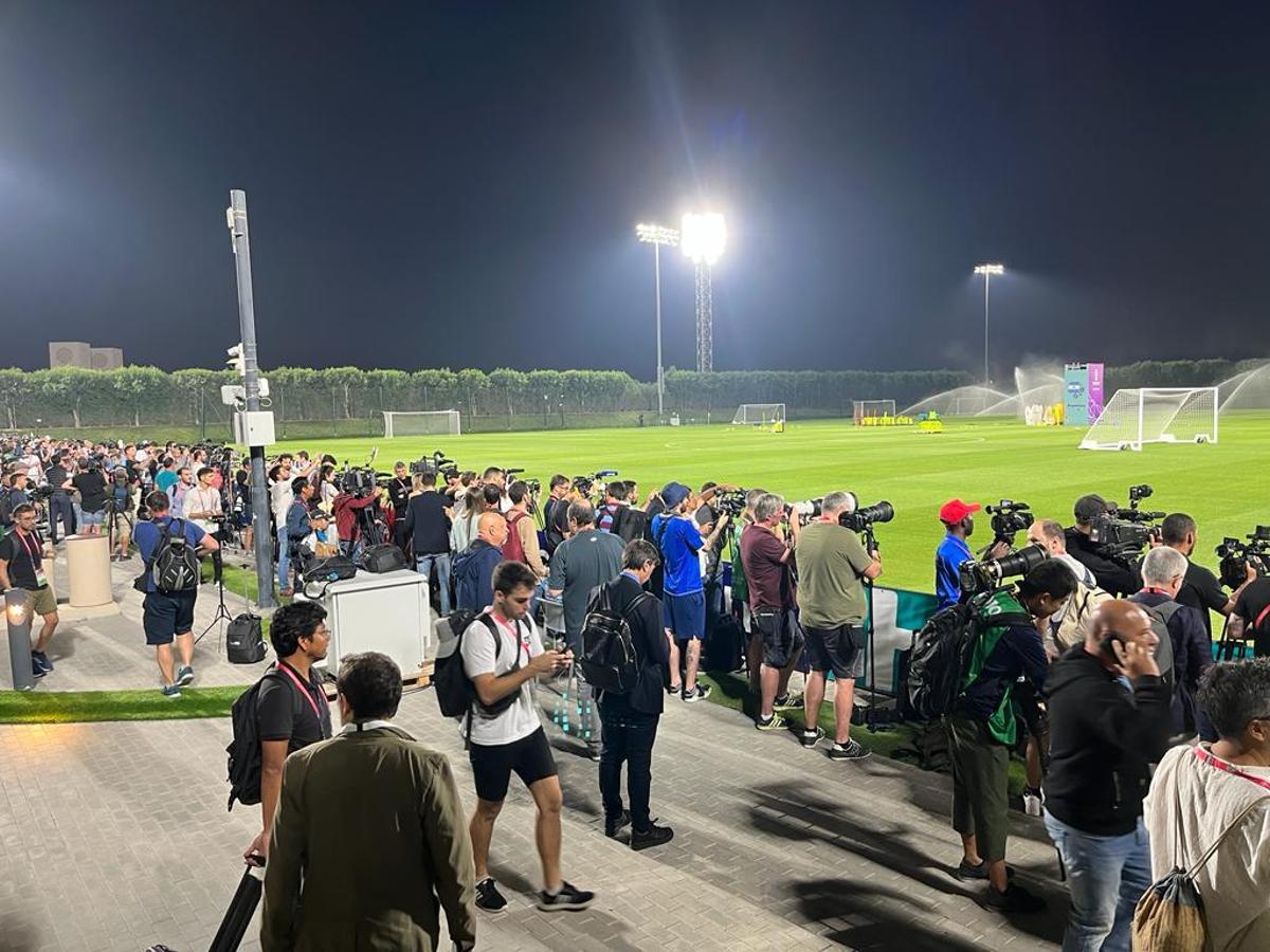 ¿El arma secreta de Scaloni? La locura por el entrenamiento de Argentina: más de 500 periodistas y así fue captado el Kun Agüero