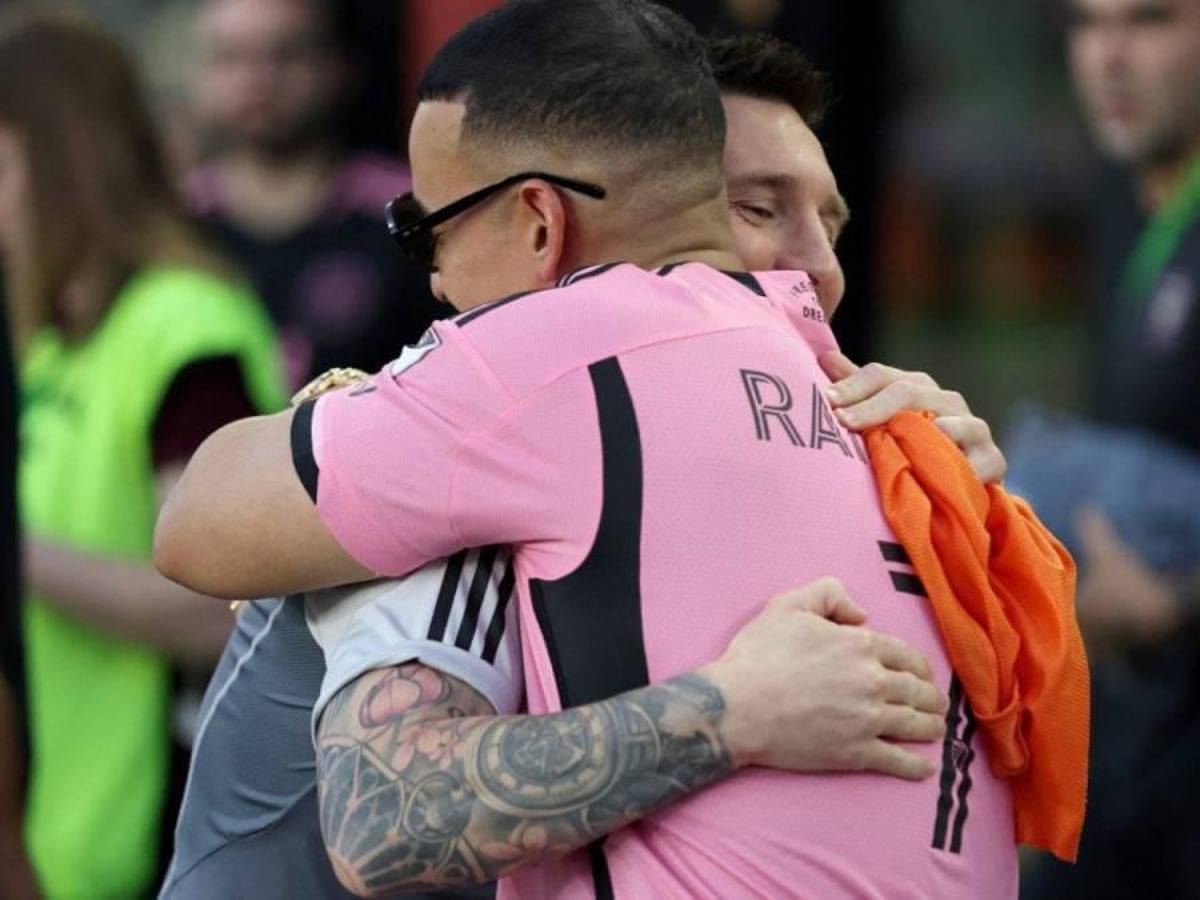 Daddy Yankee sorprendió a Messi con este dorsal en su camisa, abrazo con David Ruiz y enorme gesto Leo