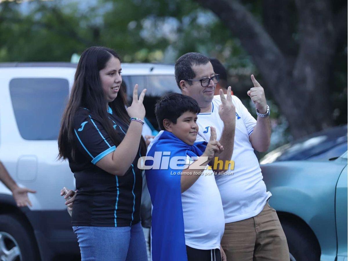 Ambientazo en el Nacional: Famosos, señor cautiva con curioso gorro y chicas enamoran en el Honduras-Jamaica
