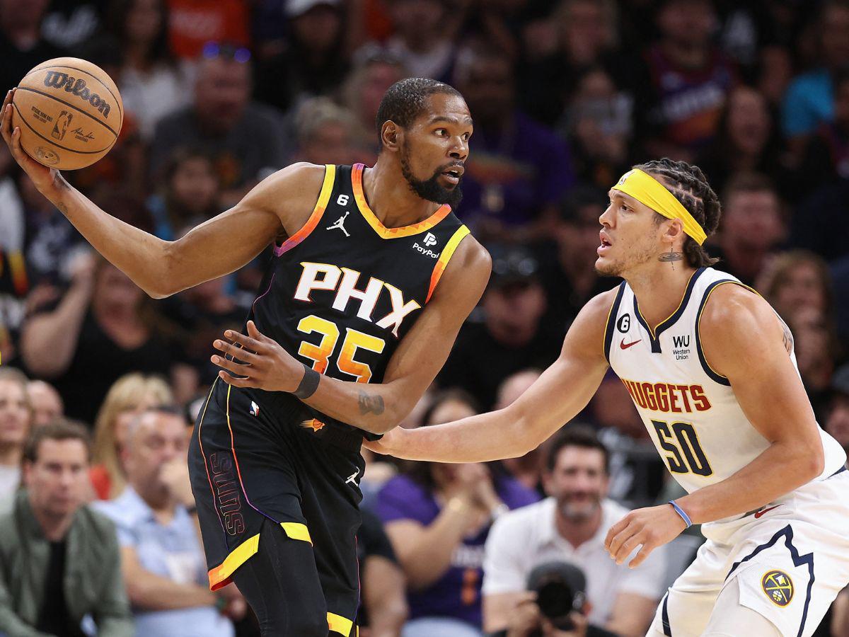 Booker y Durant lideran a los Suns para igualar la serie ante los Denver Nuggets