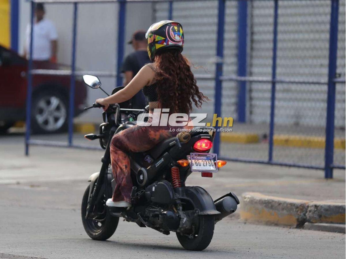 Ambientazo en el Nacional: Famosos, señor cautiva con curioso gorro y chicas enamoran en el Honduras-Jamaica