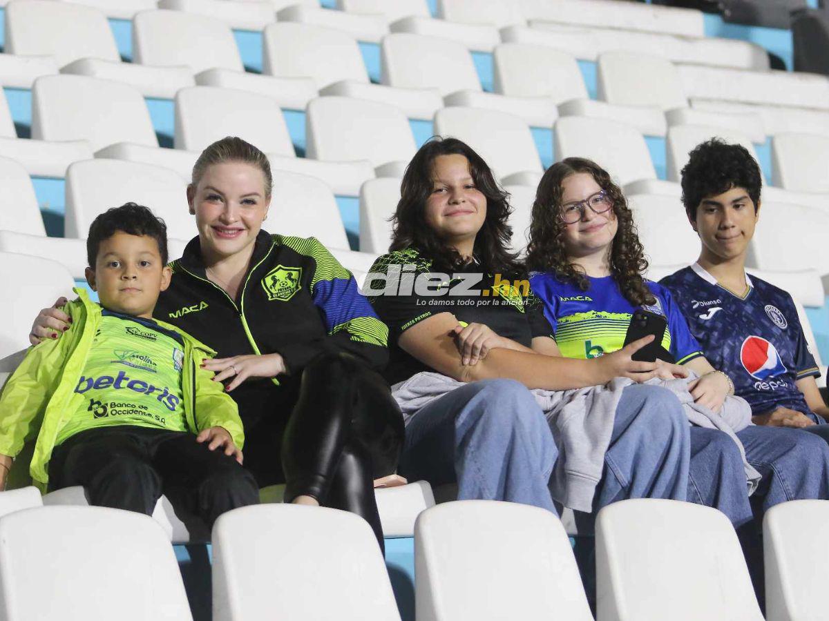 Explosión con Diego Vázquez, las guapísimas hinchas del Motagua y, ¿qué pasó con la mascota del “Ciclón”?