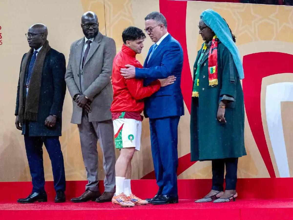 Senegal hundió a Marruecos y él se fue a festejar con sus dos esposas la Copa Africana: Siempre están...