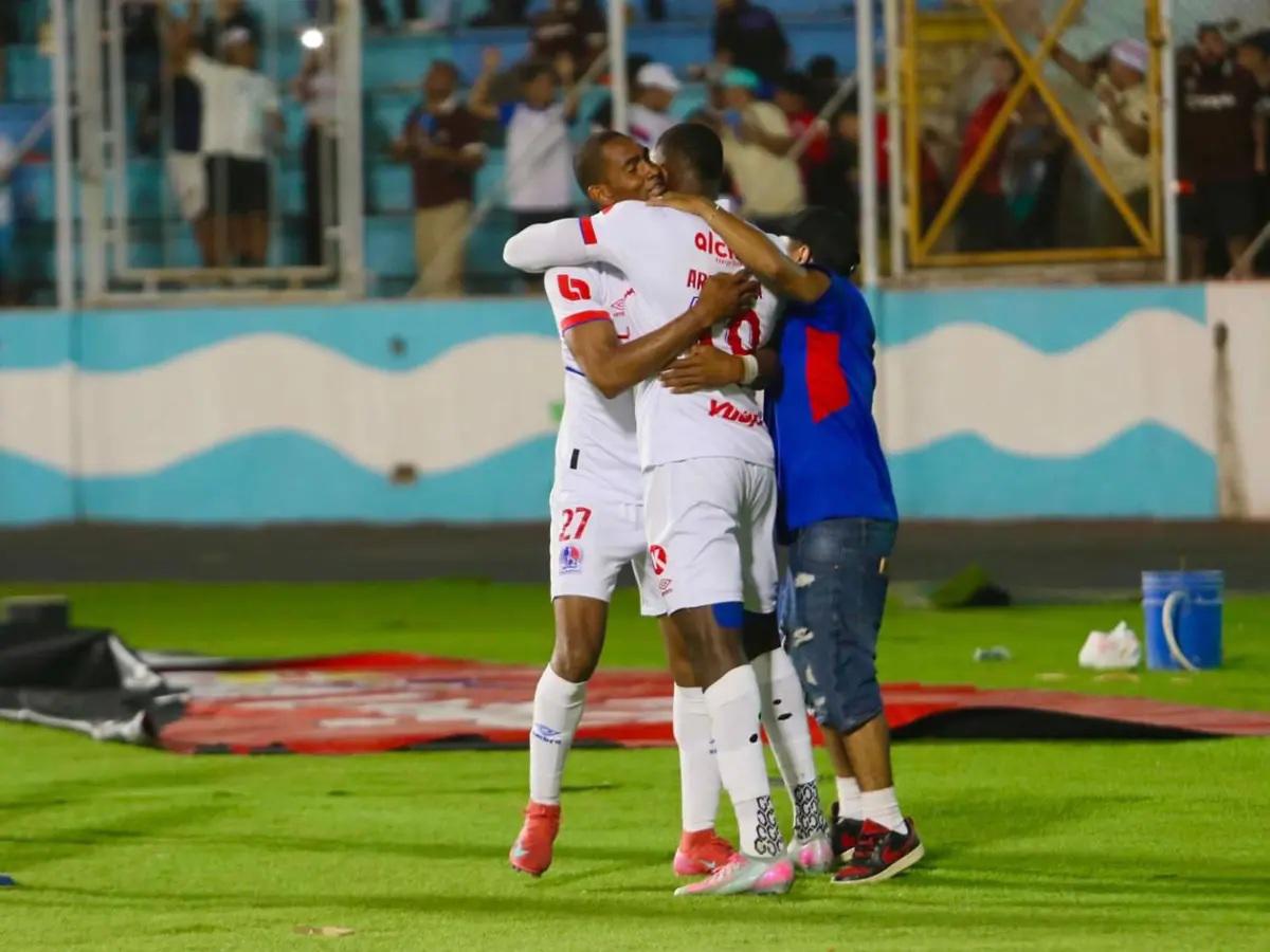 Motivo del enojo de Campos, infiltrado y Laura Meza ¿Con camisa de Olimpia?