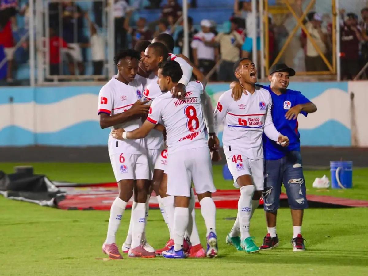 Motivo del enojo de Campos, infiltrado y Laura Meza ¿Con camisa de Olimpia?