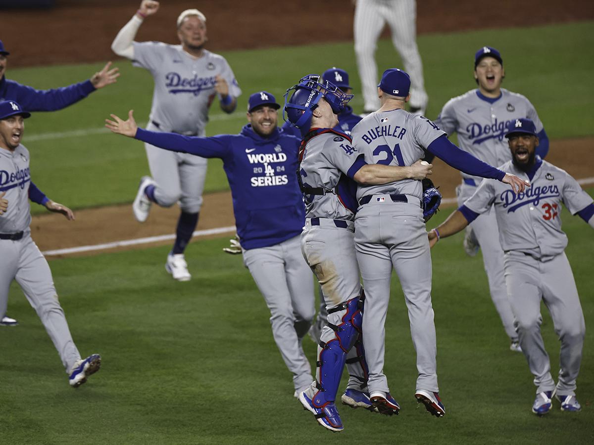 Los Dodgers de Los Ángeles ganan la Serie Mundial al derrotar a los Yankees 43 años después