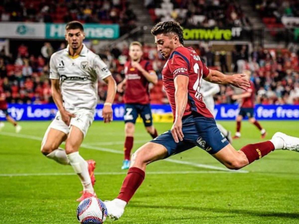 ¿Quién es? Futbolista le pide matrimonio a su novio en una cancha de fútbol; la postura de su equipo