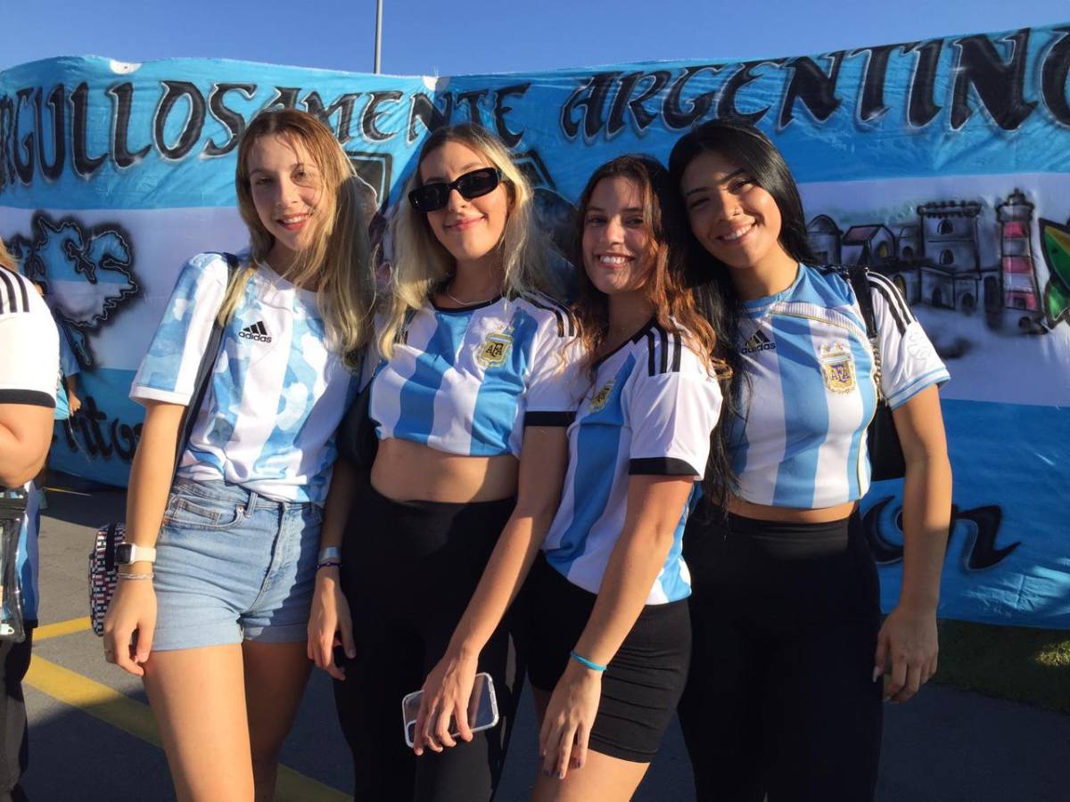 ¡Un espectáculo! La deslumbrante pasarela en el Argentina-Honduras: derroche de belleza en el Hard Rock de Miami