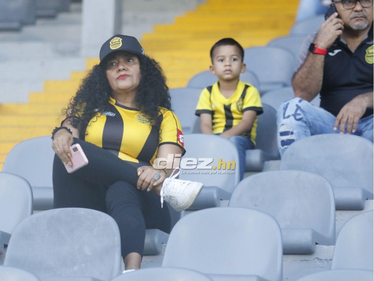 Afición del Real España sorprende con gigantesca manta, Blackburn silenció el Morazán y las bellas chicas