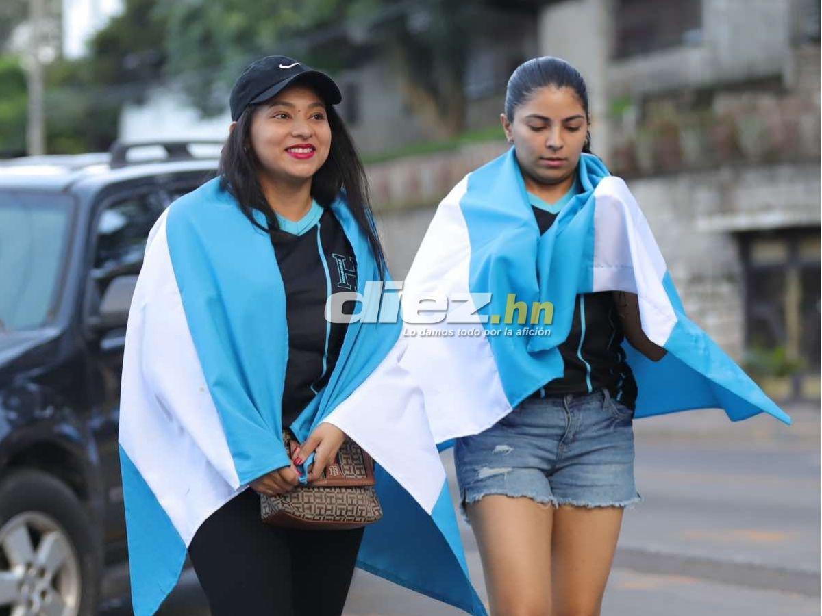 Ambientazo en el Nacional: Famosos, señor cautiva con curioso gorro y chicas enamoran en el Honduras-Jamaica