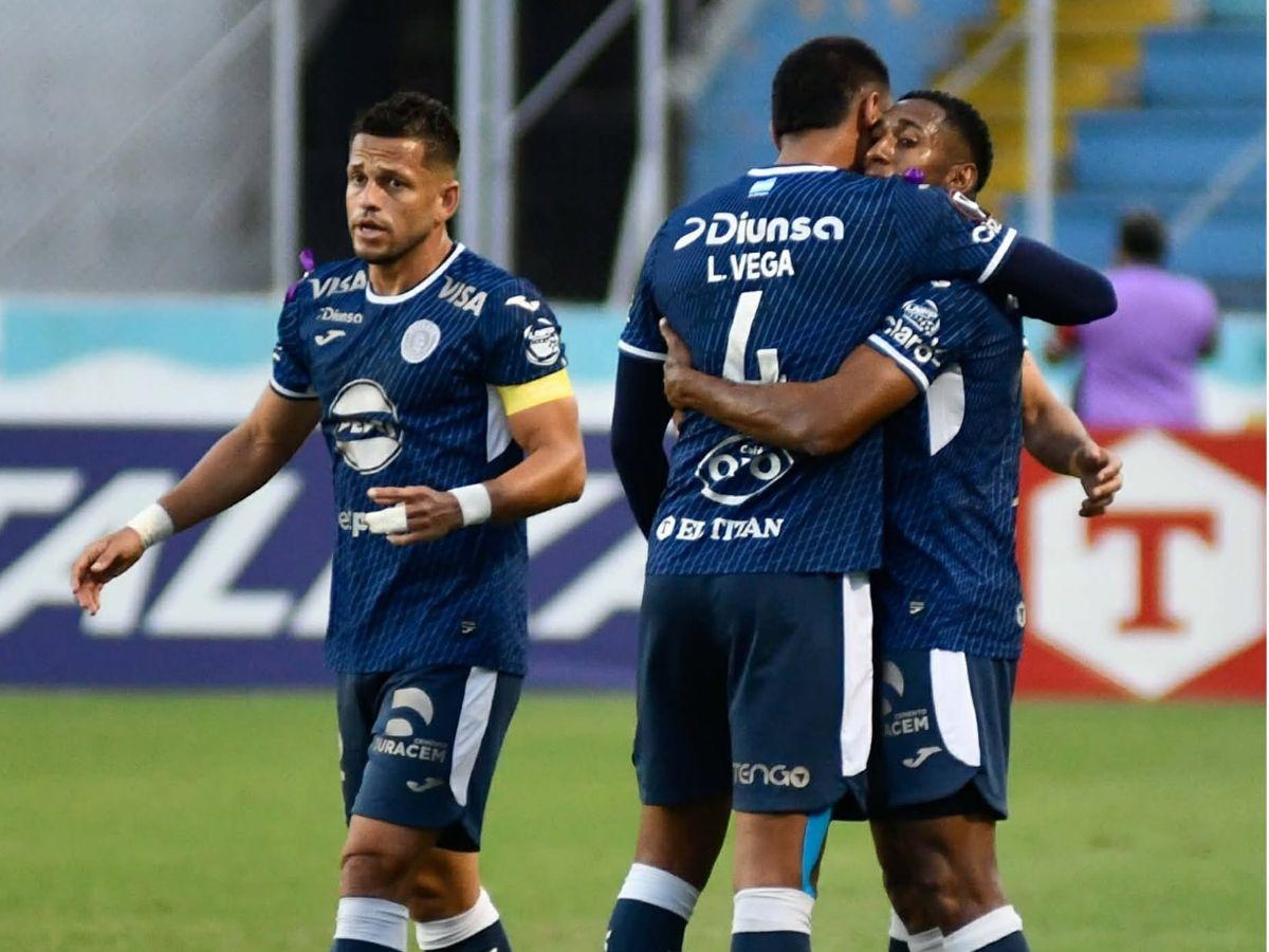 ¡Golpes y heridos! Así fue el zafarrancho de la barra del Motagua en sol norte del Estadio Nacional