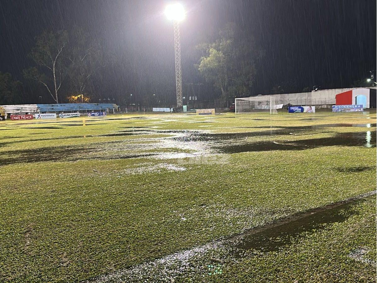 La lluvia azotó la finalísima en Siguatepeque: los locos del Independiente bajo el agua y la cancha parecía río
