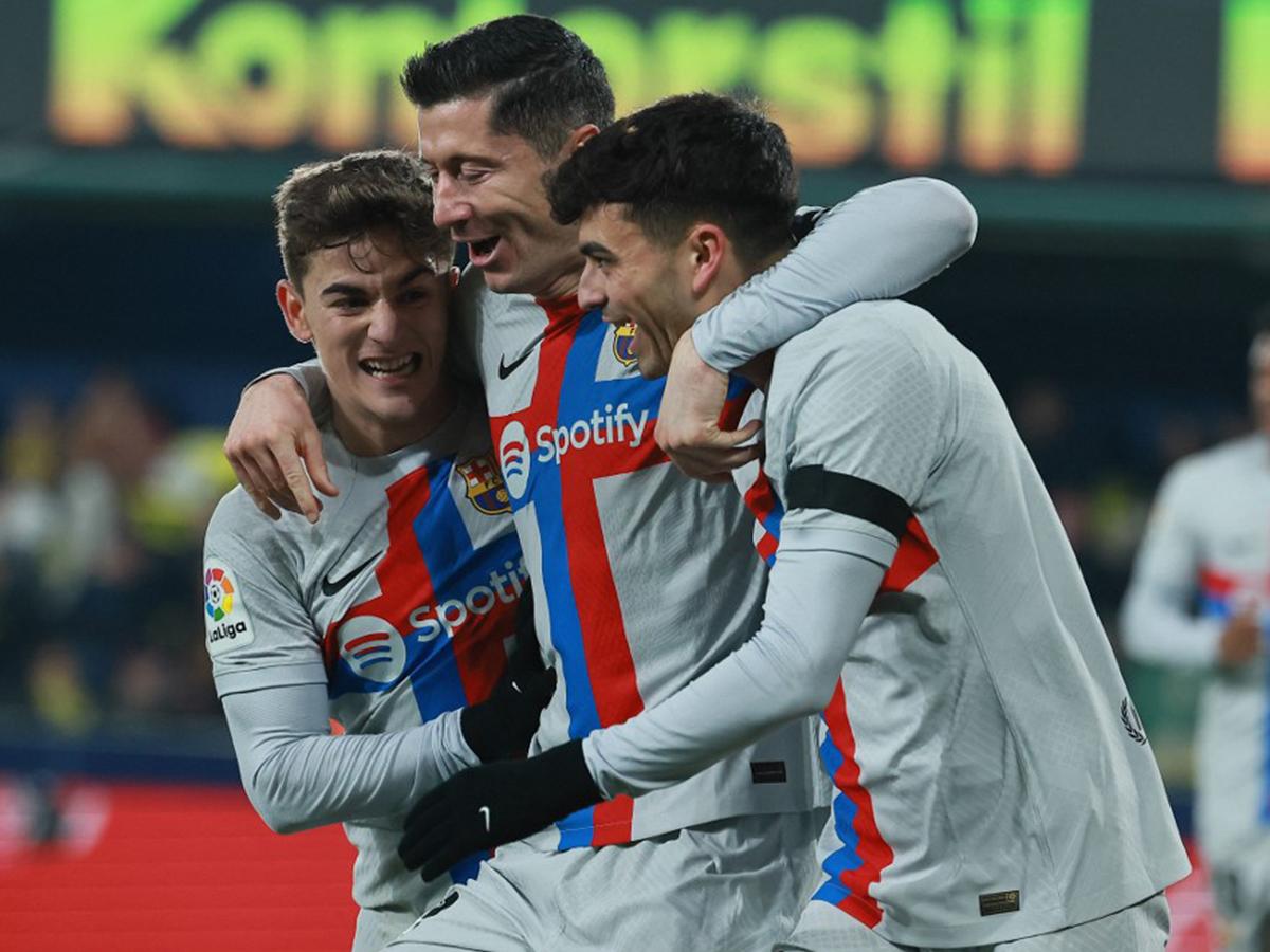 Lewandowski y Gavi celebrando con Pedri el tanto del canario ante Villarreal.