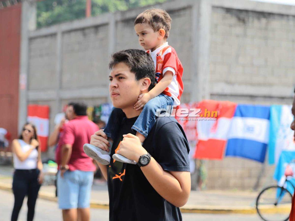 Marea Roja en La Ceiba, bellas hinchas del Vida invaden y aficionado se roba el show con extraño vestuario