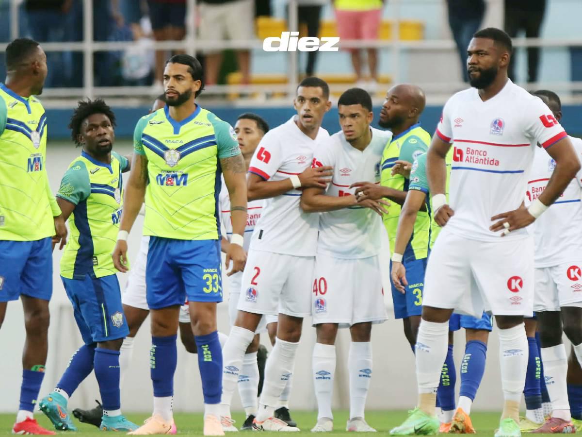 De mucha fricción el encuentro entre leones y potros en las pampas. Fotos Alex Pérez.