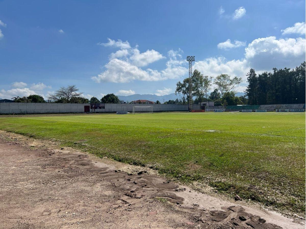 ¡Hoy se juega la finalísima de ida! Así está la grama del Estadio Roberto Martínez tras torrencial aguacero