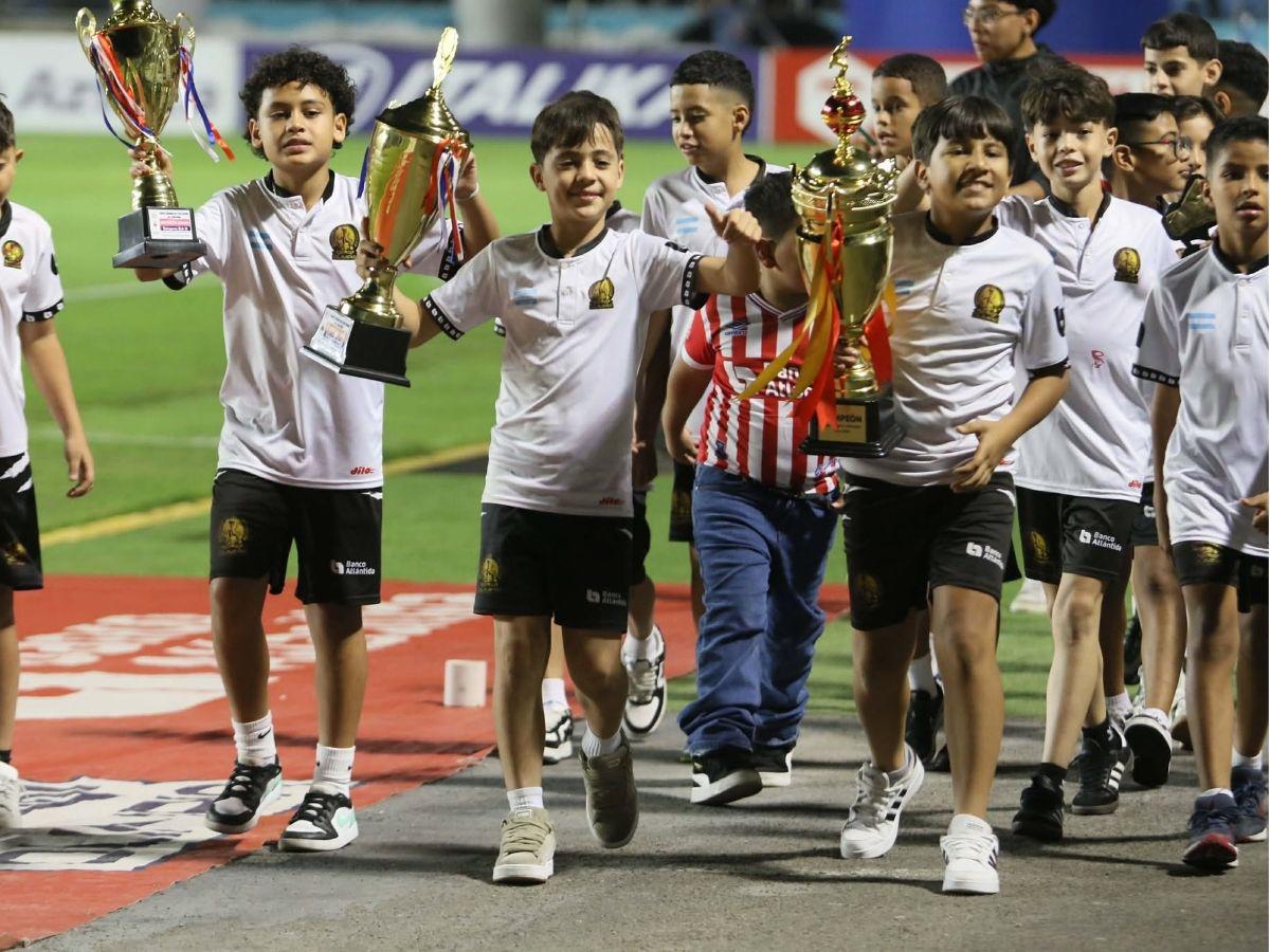Afición sorprendió a Edwin Rodríguez, derroche de bellezas y tremendo festejo de Olimpia por una nueva final en Honduras