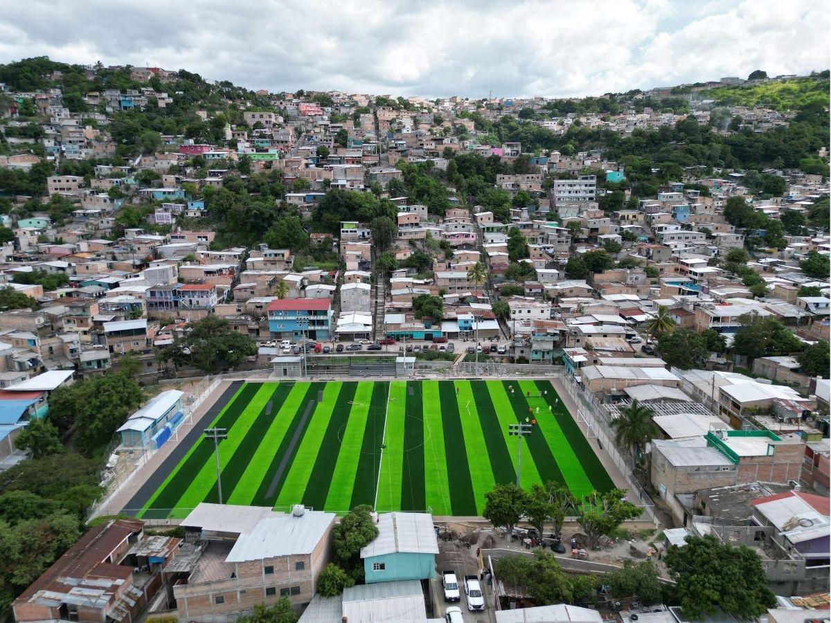 En fotos: Condepor supervisa avances de la construcción de moderna cancha sintética en popular colonia de Tegucigalpa