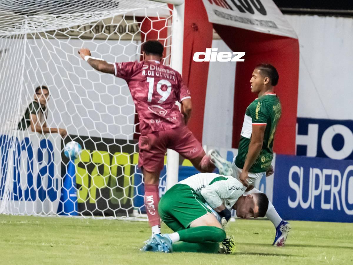 Rodrigo de Olivera en su acción que le ganó el puso el meta Jonathan Rougier.