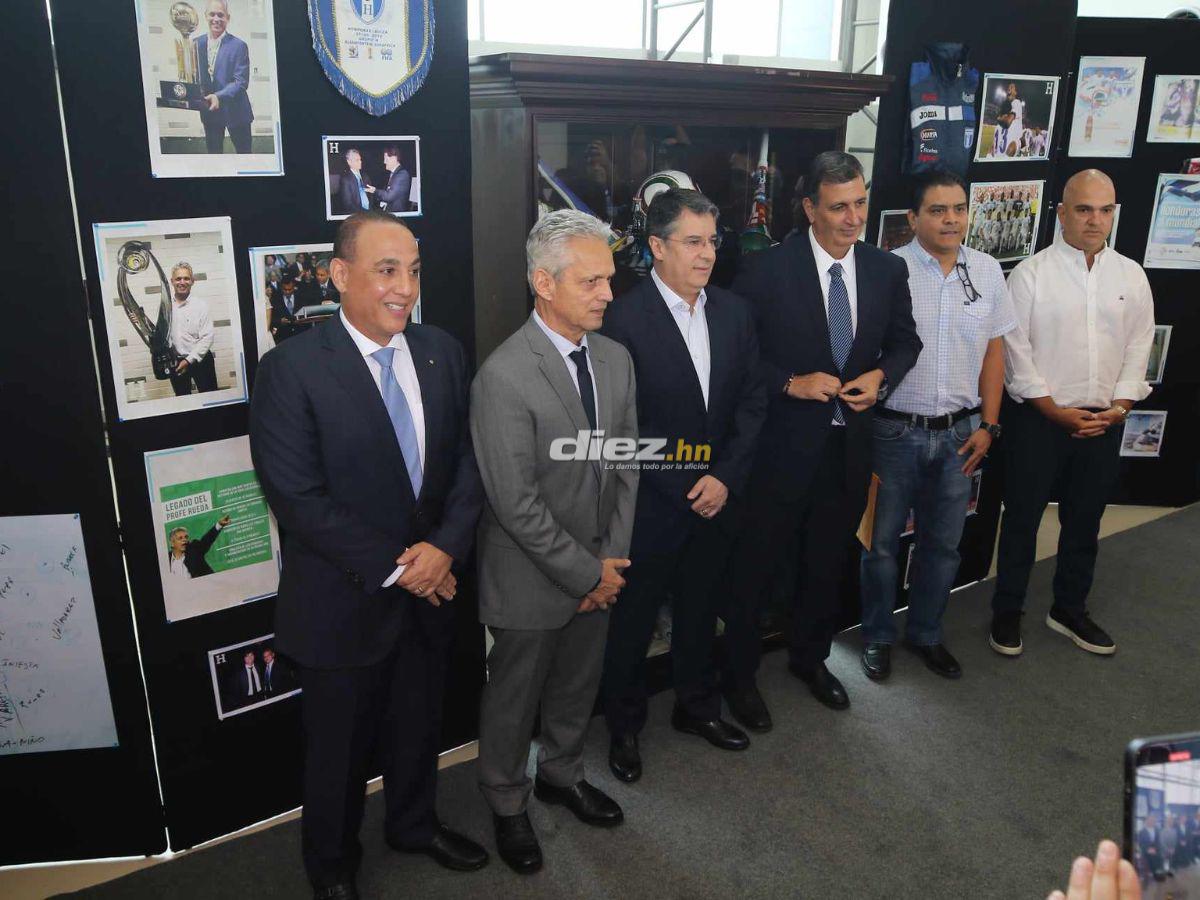 Ovación total a Reinaldo Rueda, el show de Polache, el exjugador que acompañó al DT de Honduras y el curioso obsequio al cafetero