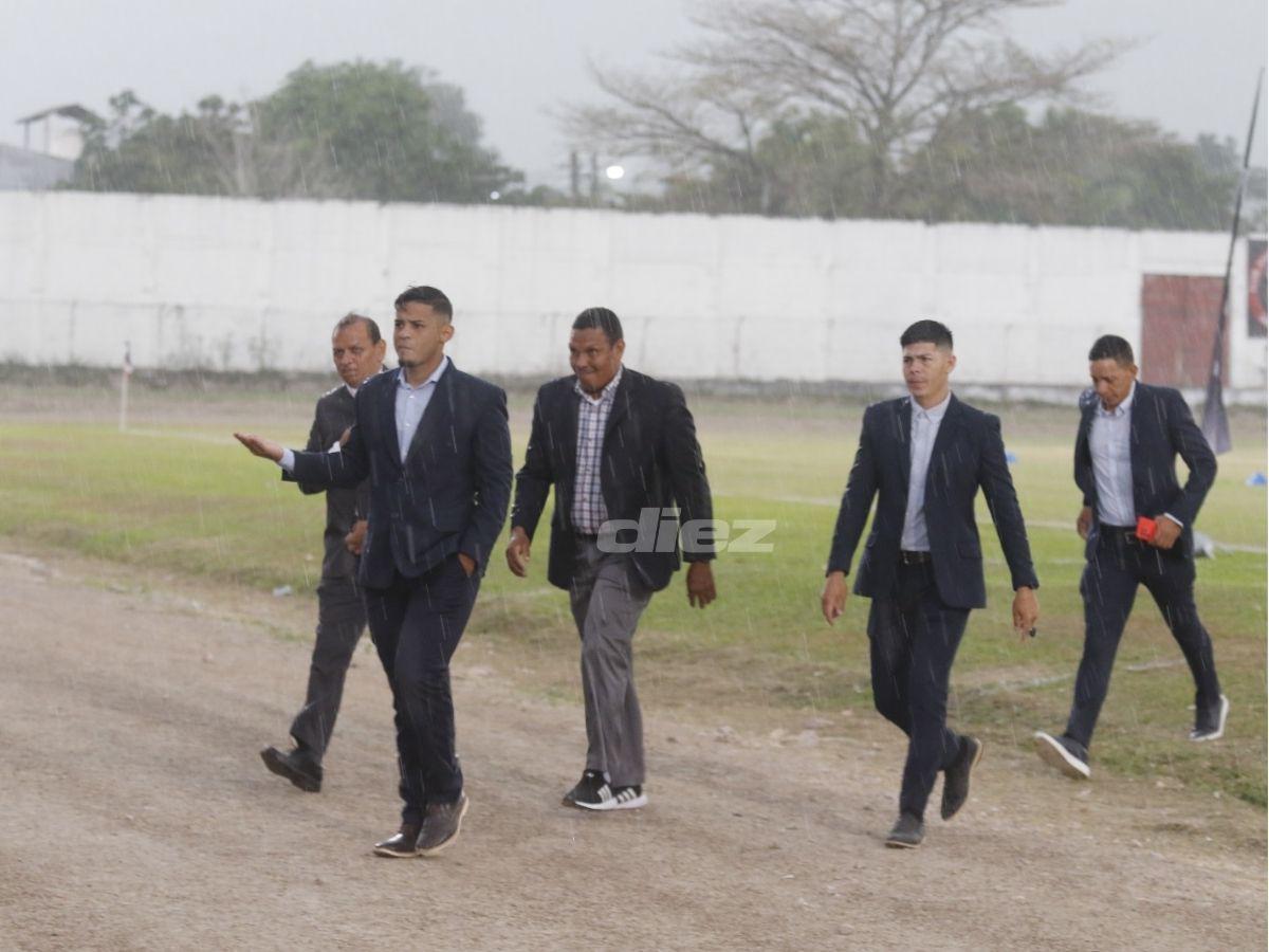 La lluvia azotó la finalísima en Siguatepeque: los locos del Independiente bajo el agua y la cancha parecía río