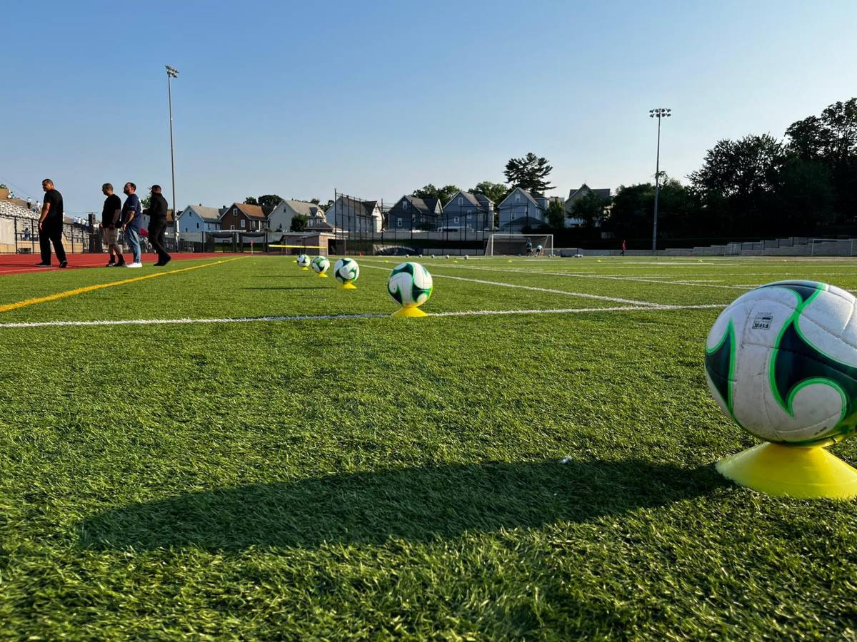 Alegría y ambiente inigualable entre hinchas de Olimpia en New Jersey; Kevin López aclamado por autógrafos en Comunicaciones