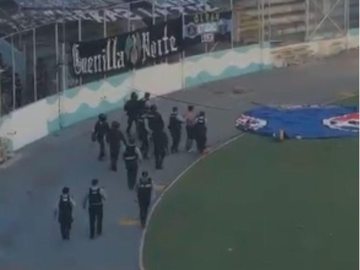 ¡Golpes y heridos! Así fue el zafarrancho de la barra del Motagua en sol norte del Estadio Nacional