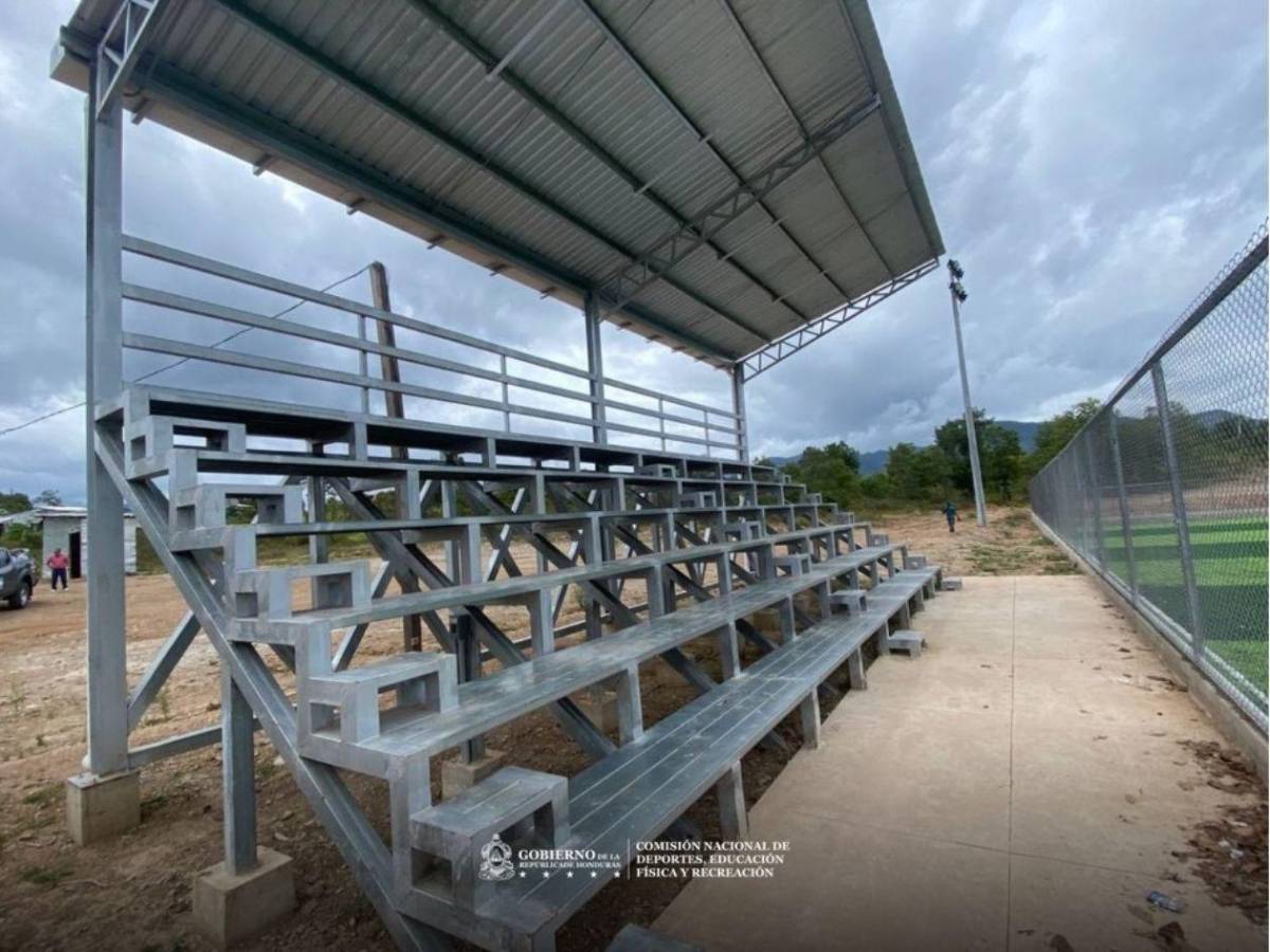 Condepor inaugura moderna cancha sintética en reconocido municipio de Olancho