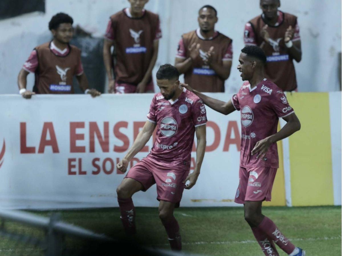 Zafarrancho entre Real España-Motagua, chica del ciclón enamora, argentino sorprende y el frío se apoderó en el Morazán