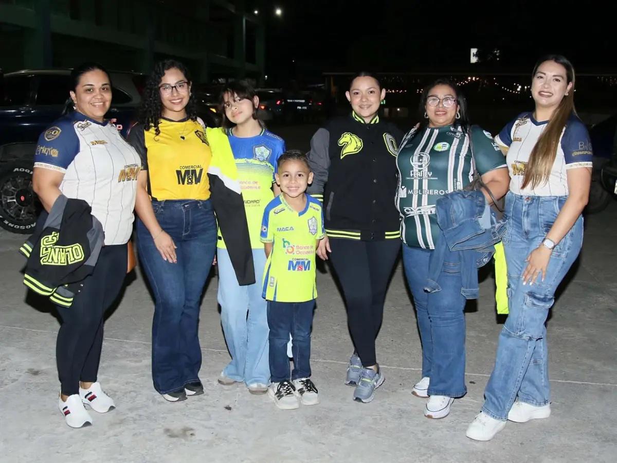 Michaell Chirinos se lleva tremendo beso de otro jugador, el inesperado salvador y homenaje a Orinson Amaya