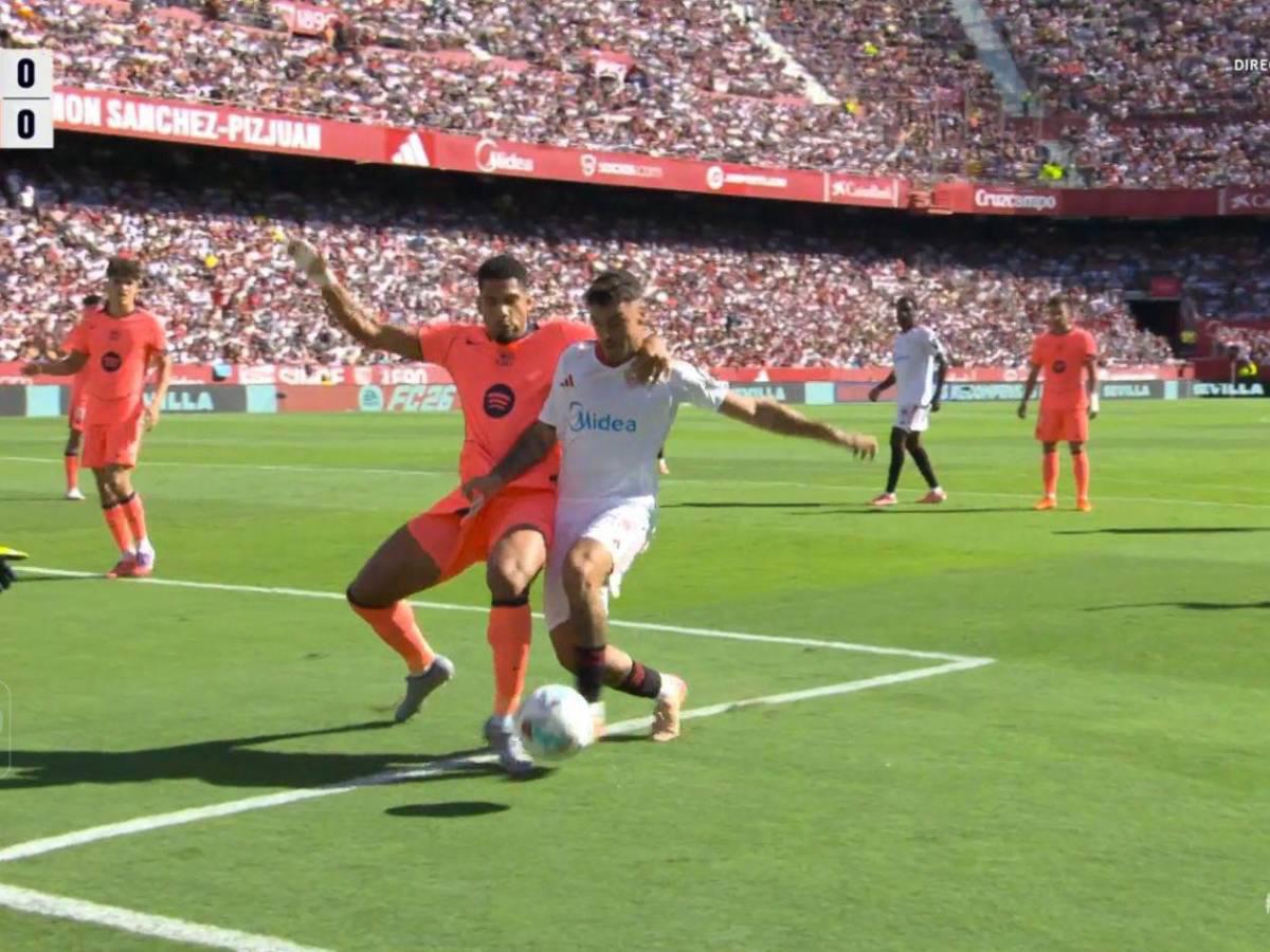 La gran polémica en el Sevilla-Barcelona, Lewandowski fue el villano y la amargura de Hansi Flick