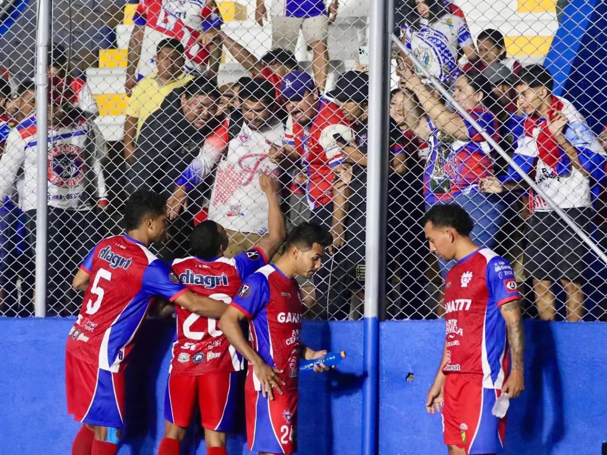 Gesto de Edwin con Chirinos, la pelea del Firpo con ellos y el abrazo de Espinel