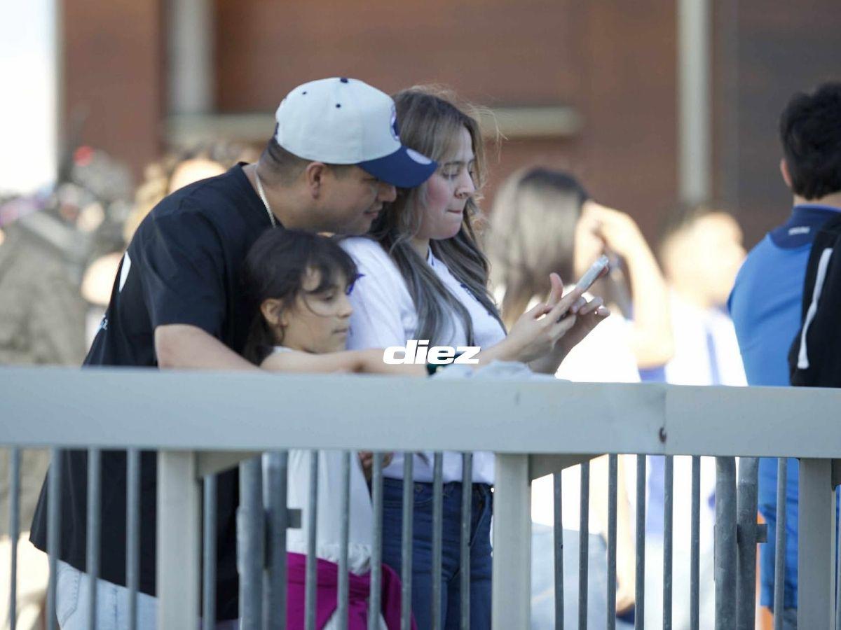 Carrazo con la bandera de Honduras, la loca pancarta, el gringo-catracho, Real España presente y la fiesta en California