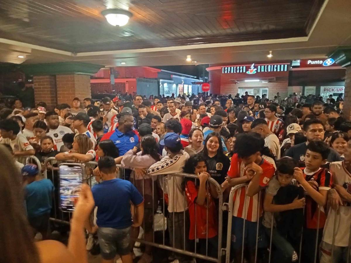 ¡Una locura de banderazo! Afición del Olimpia se desborda junto al plantel pensando en la corona 39