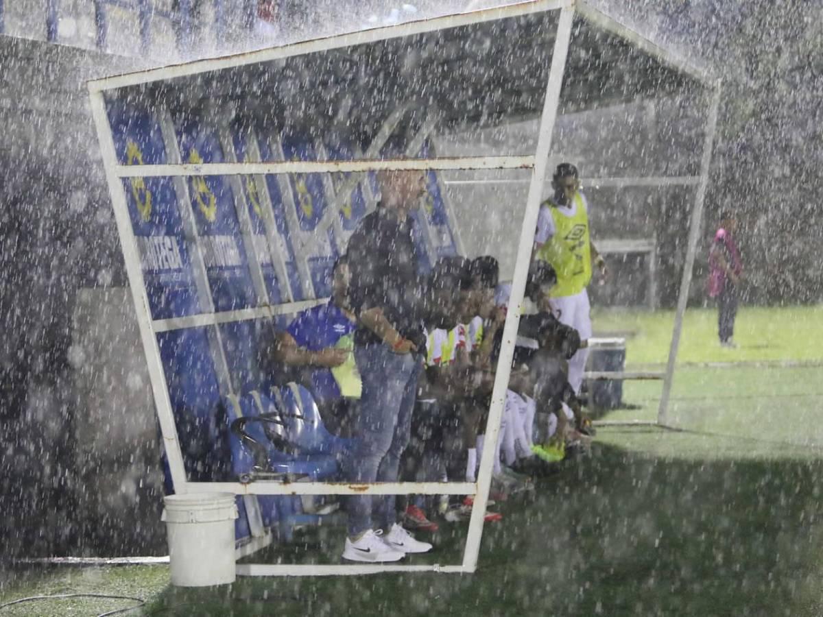 La polémica jugada de Olimpia que reclama Patón, diluvios en los estadios y las bellas modelos que se mojaron en Choluteca