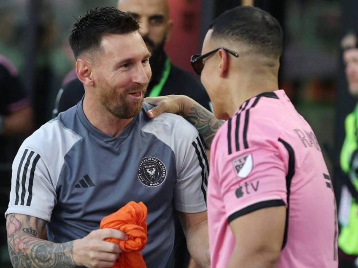 Daddy Yankee sorprendió a Messi con este dorsal en su camisa, abrazo con David Ruiz y enorme gesto Leo