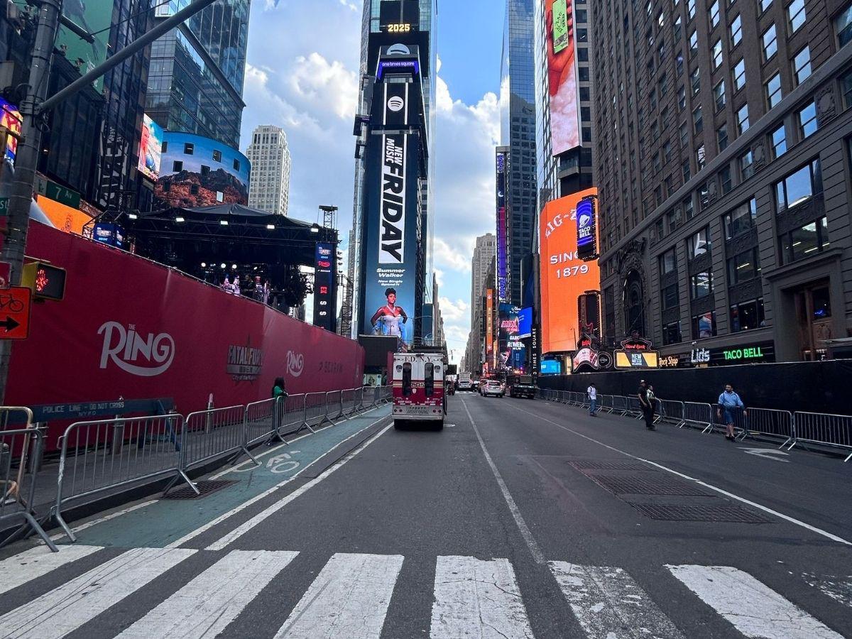 Épica llegada de Teófimo López al Times Square, curioso taxi que lo transportó y Nueva York se paraliza por la pelea del catracho
