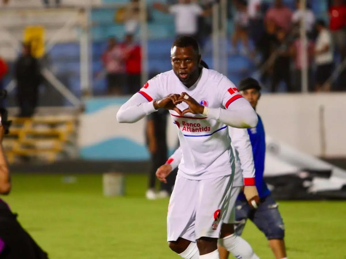 Motivo del enojo de Campos, infiltrado y Laura Meza ¿Con camisa de Olimpia?