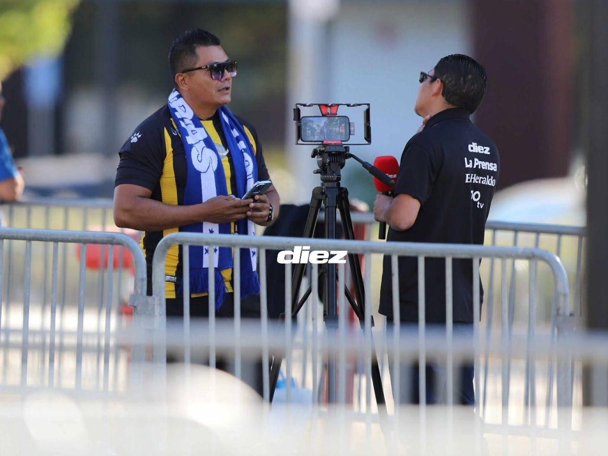 Carrazo con la bandera de Honduras, la loca pancarta, el gringo-catracho, Real España presente y la fiesta en California