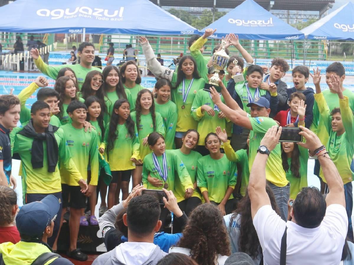¡Tremenda adrenalina! Más de 400 atletas de natación dieron gran batalla en campeonato de piscina en SPS