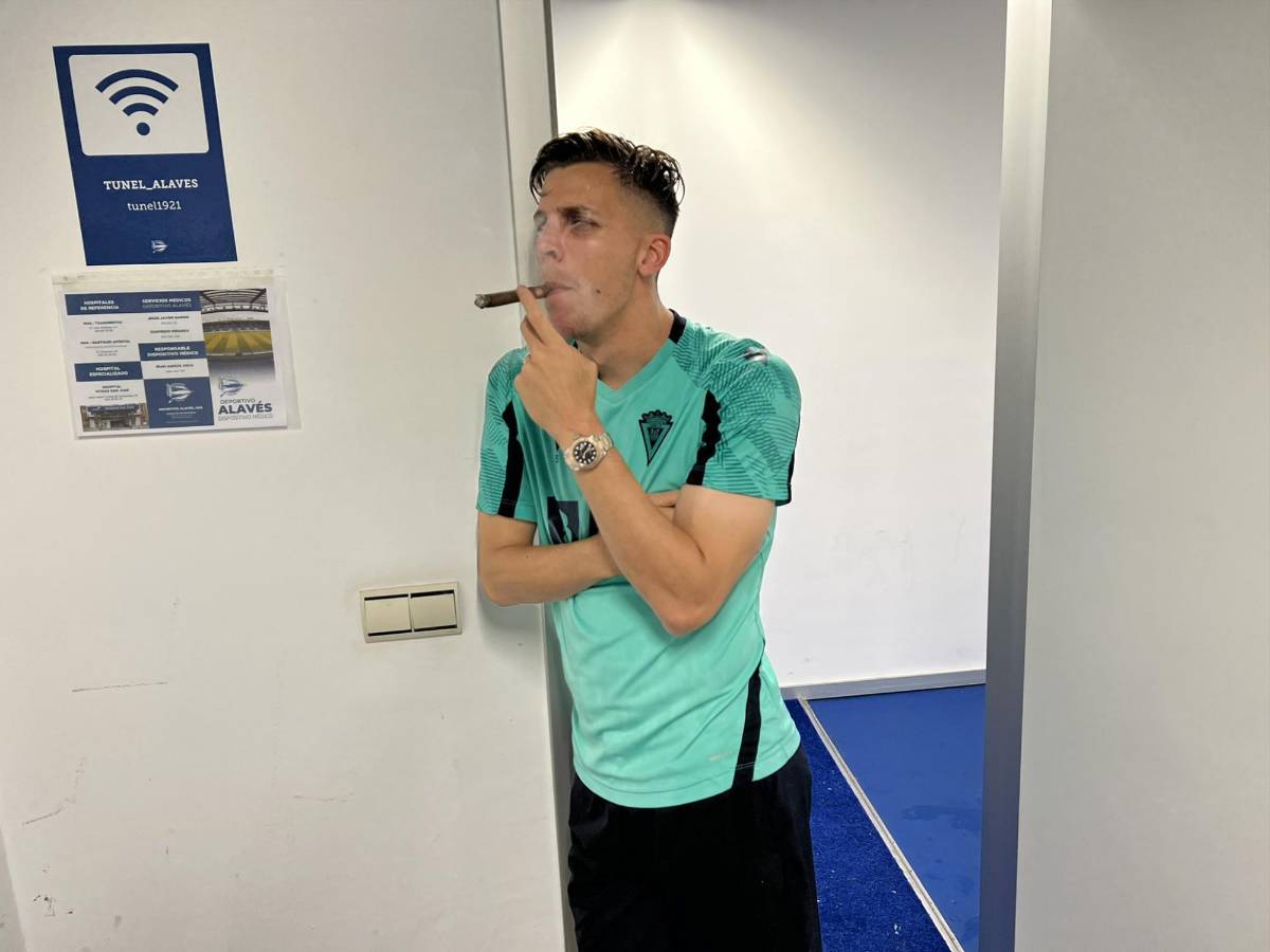 Pone en alto la bandera de Honduras y le dan tremendo beso: Así celebró el Choco Lozano la salvación del Cádiz en la Liga Española