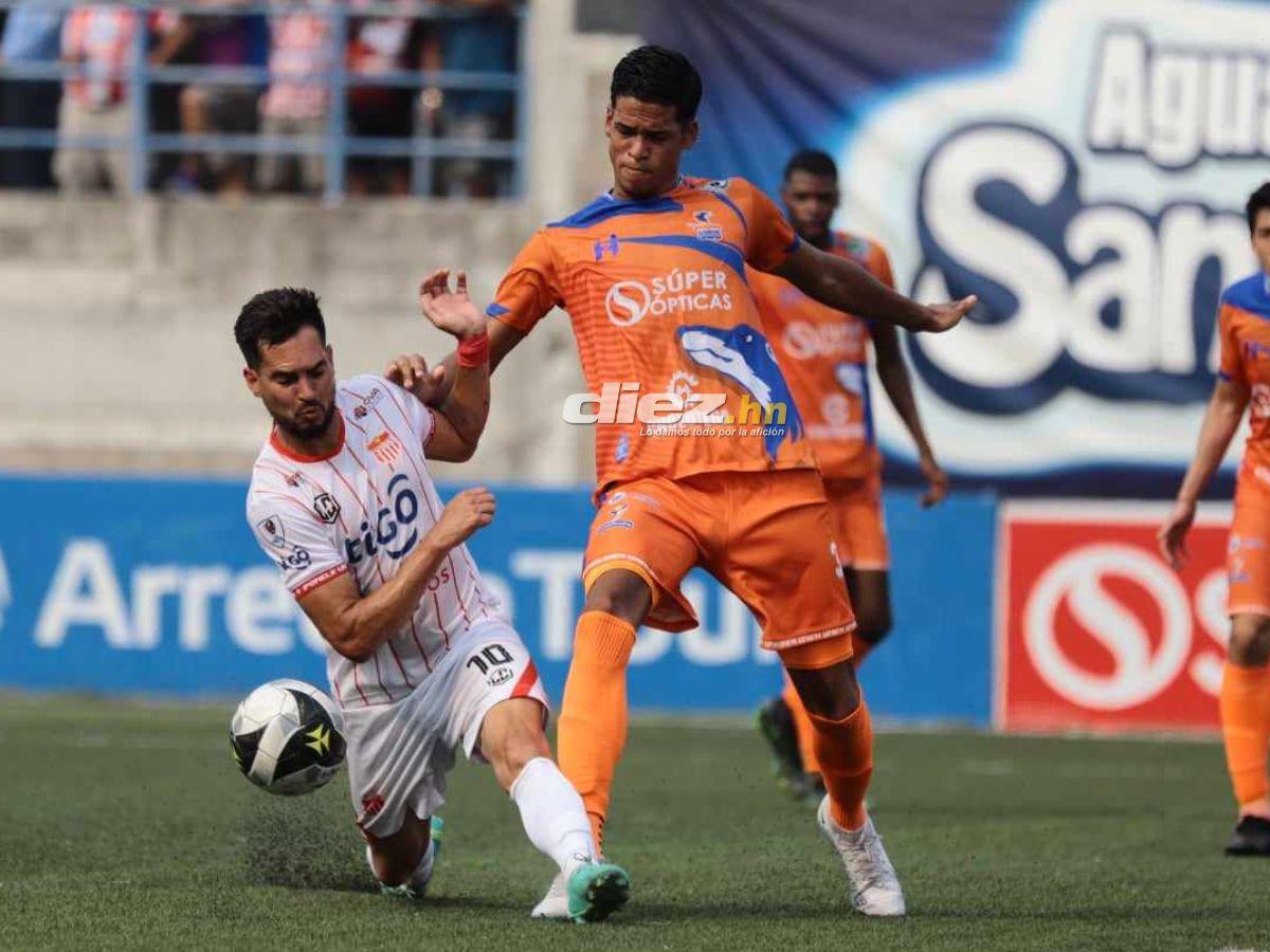 Marcelo Canales es marcado por Geremi Rodas en el estadio Emilio Williams de Choluteca. FOTOS: Marvin Salgado | Esaú Ocampo.