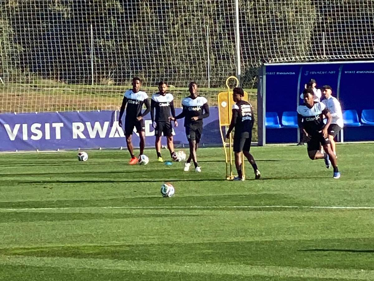 José Molina puso a sudar a los convocados y tres nuevos 'fichajes'; así fue el primer entreno de Honduras en España