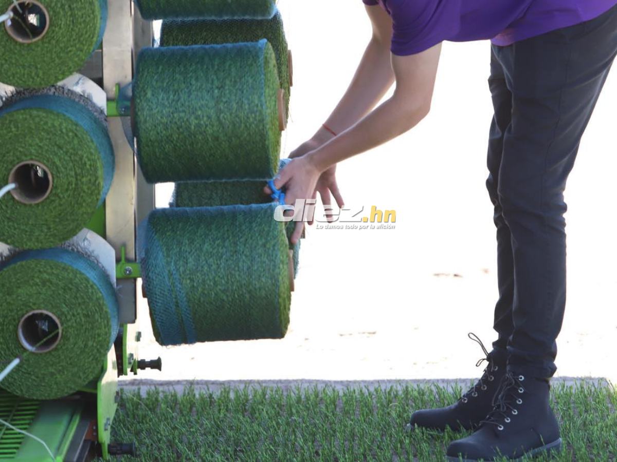 ¡Como mesa de billar! Así avanza la instalación de la nueva grama del Estadio Nacional Chelato Uclés, ¿cuándo quedaría lista?