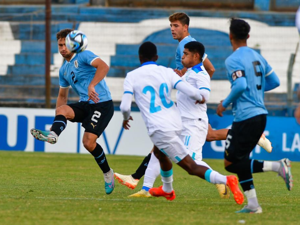 La selección de Honduras le complicó el partido a Uruguay en varios tramos del juego. FOTO: OVACIÓN.
