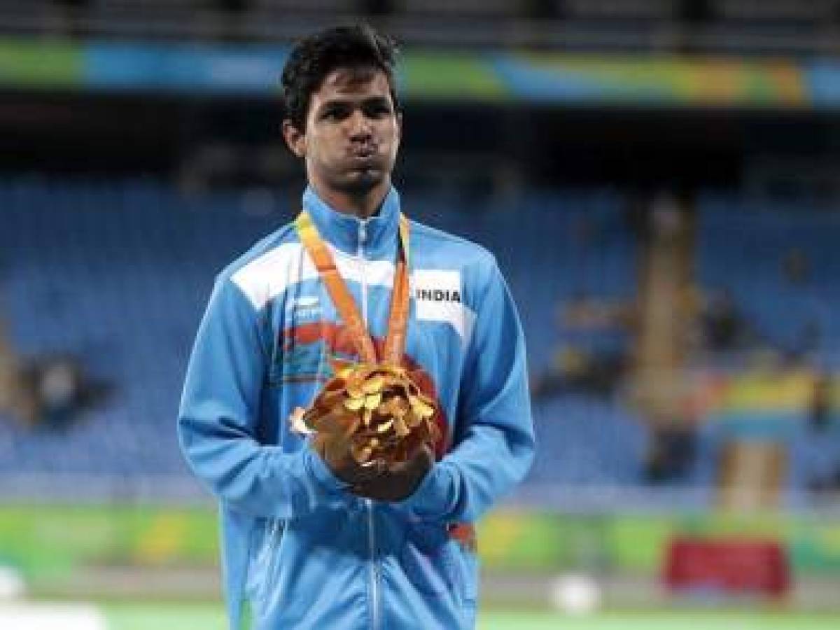 Mariyappan Thangavelu de momento posó ante las cámaras tras conquistar medalla de oro en Brasil.