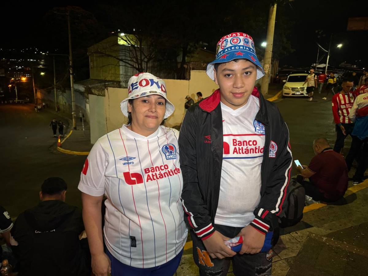 Regalo de la Ultra Fiel a los aficionados y largas filas: así se vive el Olimpia-Cartaginés