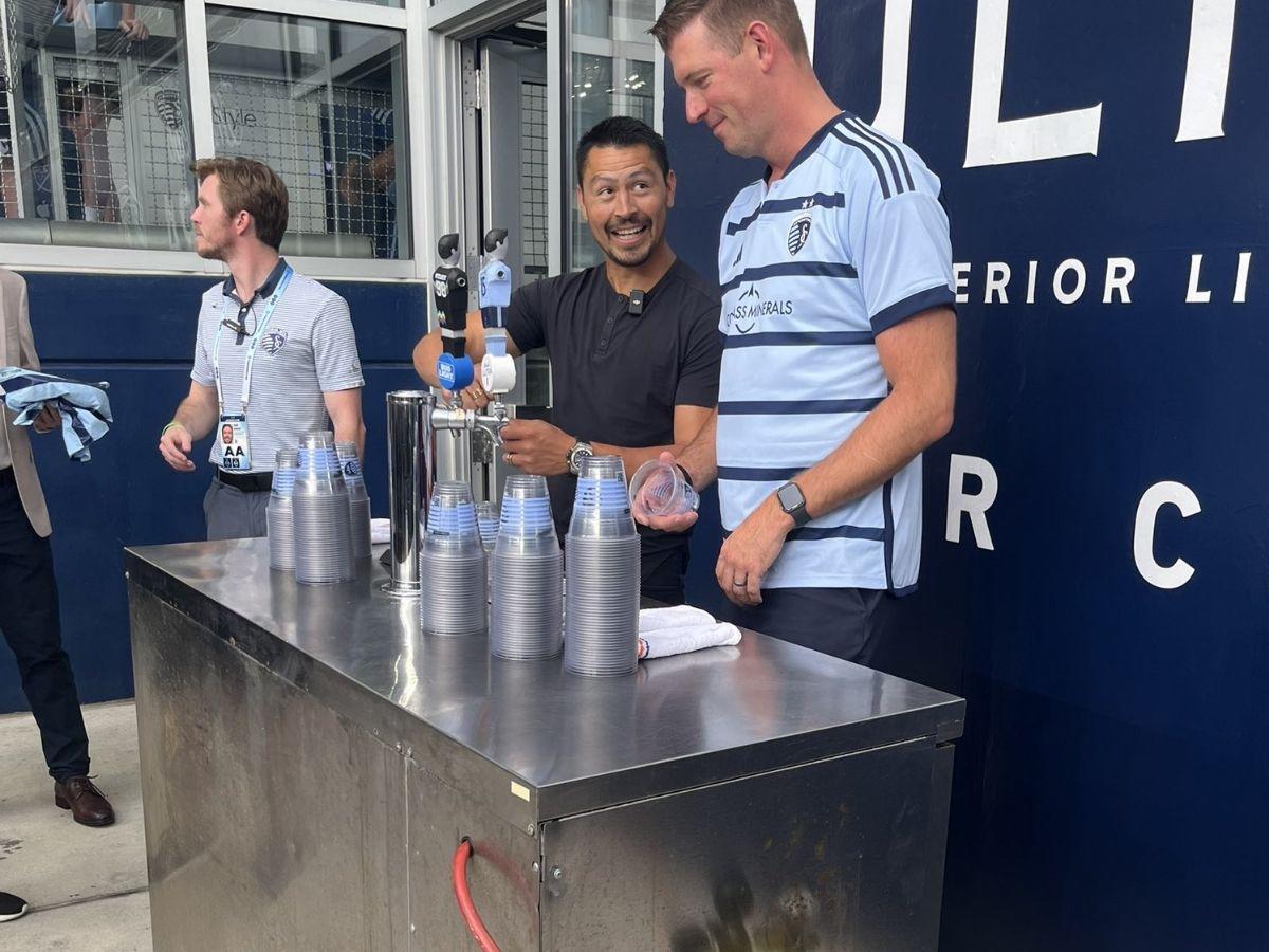 La memorable despedida del Sporting Kansas a Roger Espinoza; ¡el DT “rompió” el protocolo y repartieron cervezas!