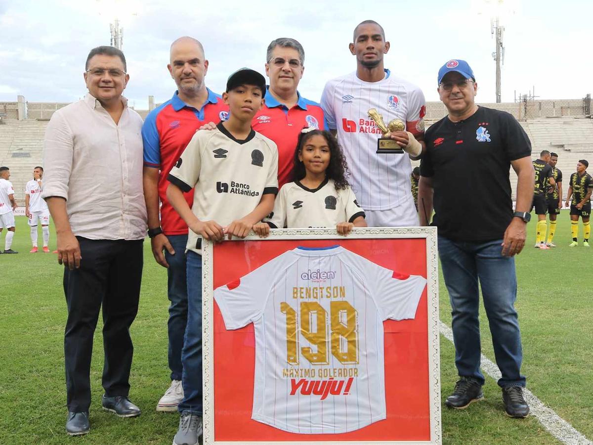 Jerry Bengtson recibe homenaje de Olimpia y Liga Nacional por romper récord de goleo histórico en Honduras